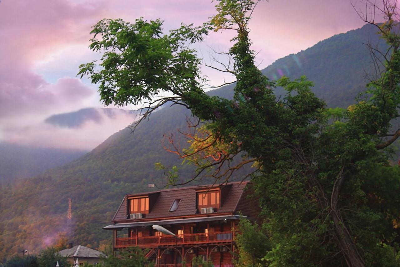 Абхазская Усадьба Hotel Gagra Exterior photo